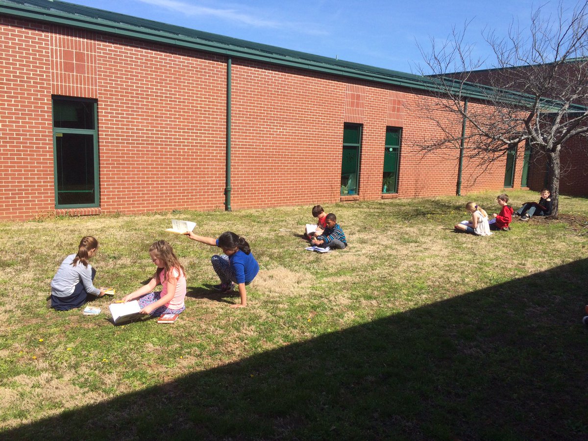 misssmithOES's tweet photo. It was too beautiful of a day not to spend some time outside! Reading &amp; writing are so much sweeter in the sunshine https://t.co/AusjzWjErr