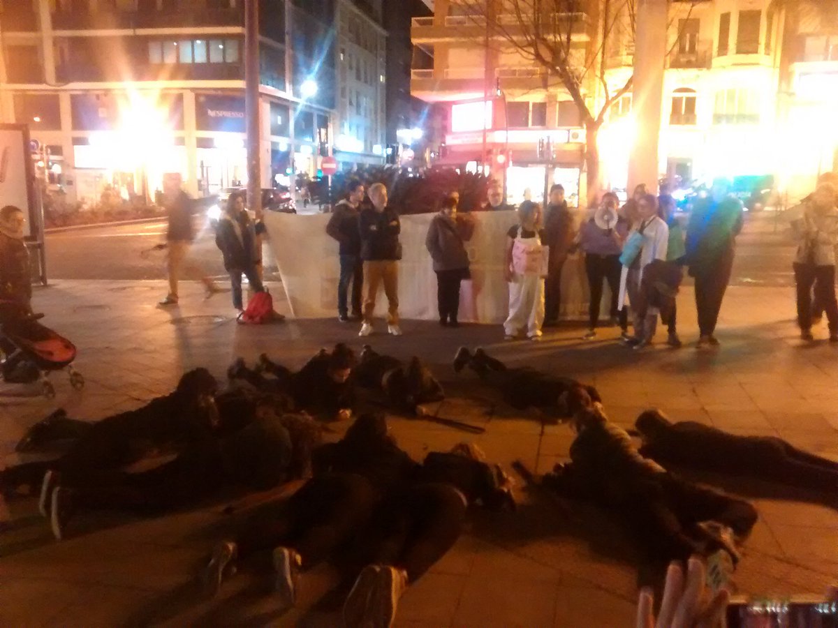 Arran_Alacanti's tweet photo. Performance feminista a càrrec de @donalluita Dona organitzada no serà callada! https://t.co/78OMmieTsR