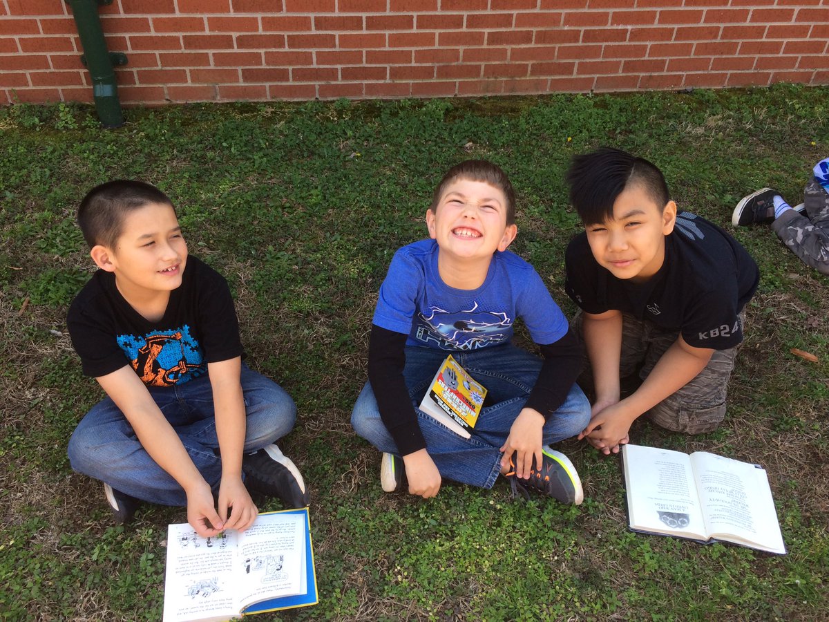 misssmithOES's tweet photo. It was too beautiful of a day not to spend some time outside! Reading &amp; writing are so much sweeter in the sunshine https://t.co/AusjzWjErr