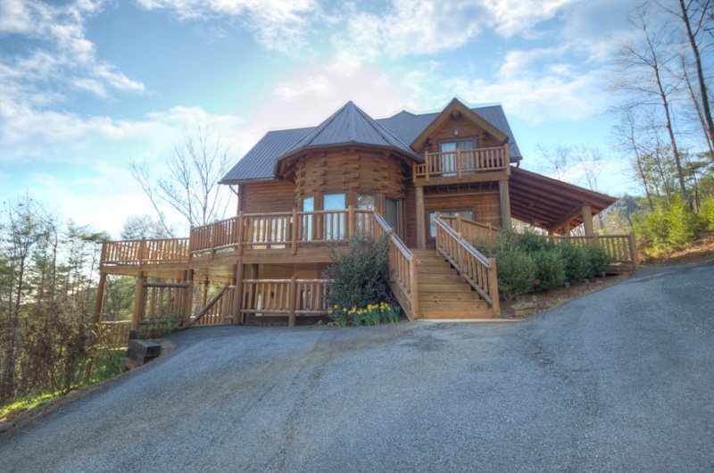 Visit_Helen's tweet photo. Visiting this year? 30 beautiful cabins await you at Pinnacle Cabin Rentals! https://t.co/tYcLkXqHNn #VisitHelen https://t.co/Fo4QFiAkg9