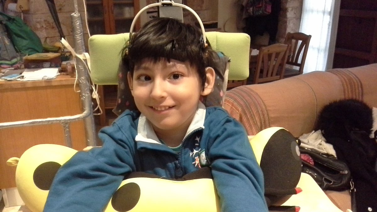 fisih2o's tweet photo. Probando @Headpod_ en el bipedestador. ¡Su cara lo dice todo! #FisioterapiaPediátrica #Fisih2o #Headpod https://t.co/yR6omimkqD
