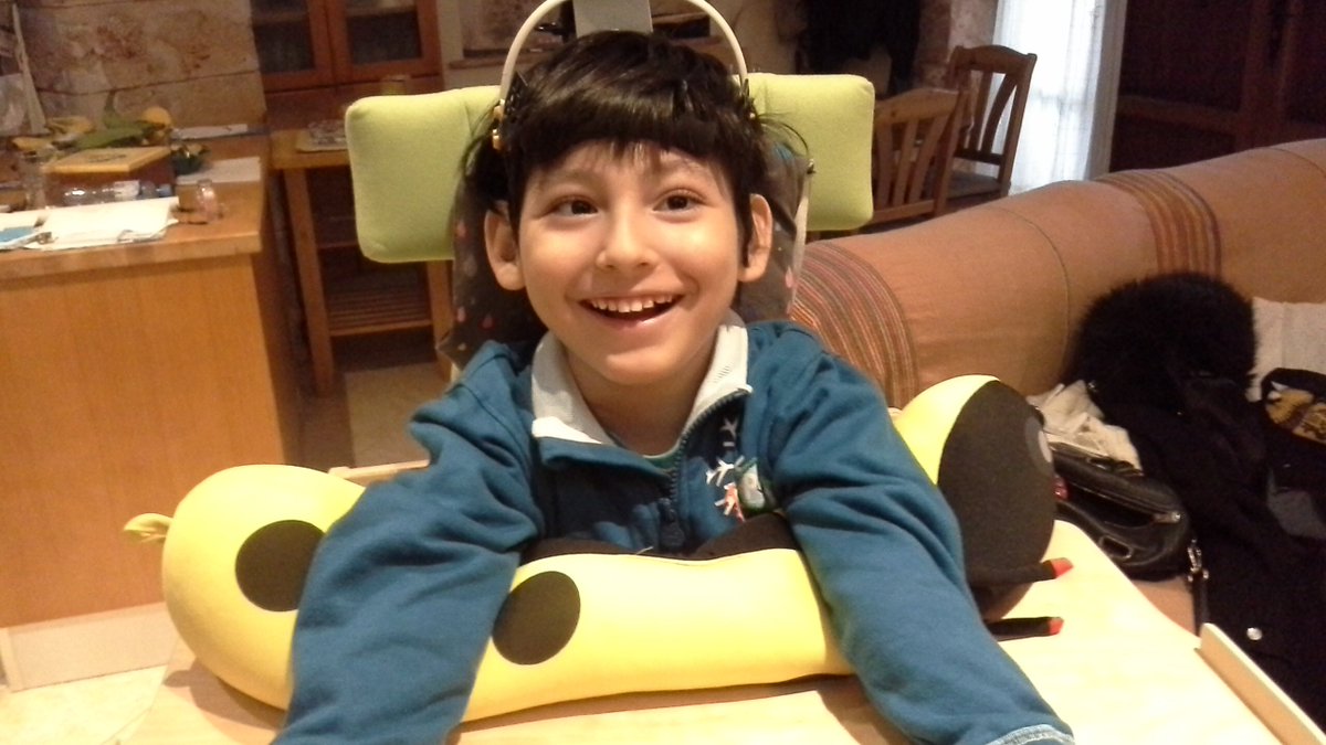 fisih2o's tweet photo. Probando @Headpod_ en el bipedestador. ¡Su cara lo dice todo! #FisioterapiaPediátrica #Fisih2o #Headpod https://t.co/yR6omimkqD