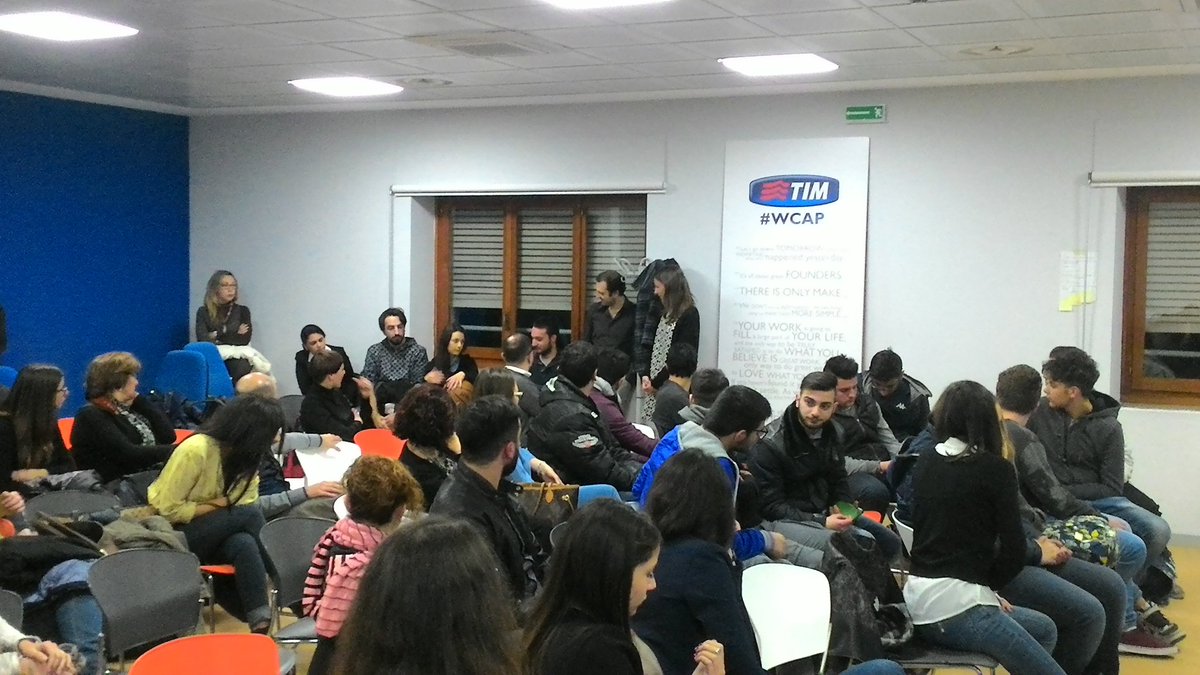 pirafrank's tweet photo. Networking tutto femminile all'evento #youthub #womeninbusiness.Il mitico pallone @timwcap fa da testimone #IWD2016 https://t.co/s6ZnVzZCfN