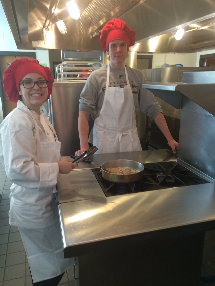IntCulinaryAHS's tweet photo. Lauren & Wyatt making Panko Chicken! #introculinaryfirstlab https://t.co/sclvmGlqaO