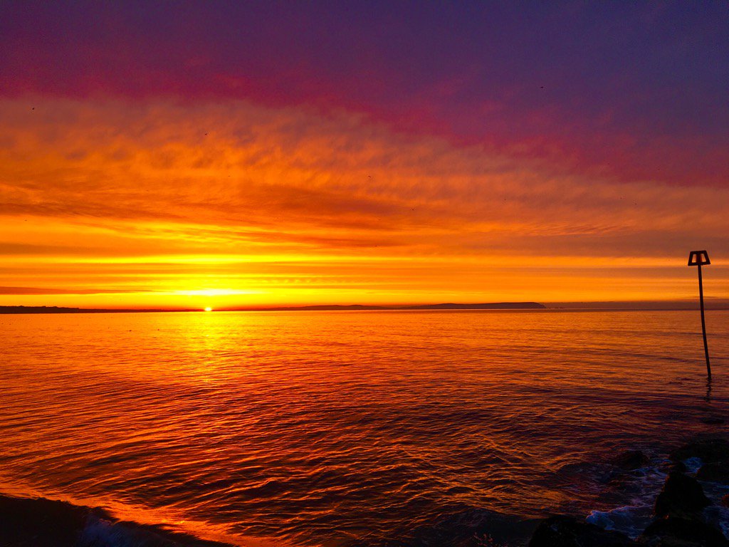 What a sunrise this morning #beachhutcafe #sunrise #friarscliff #beach