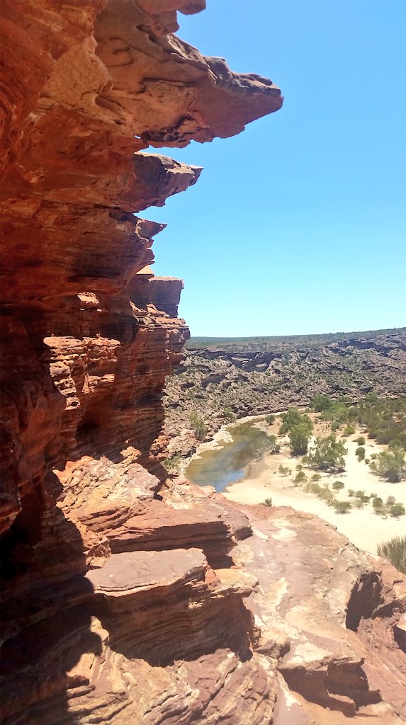 'Watch your step!' 👀🏞 Awesome views as we hiked in 40degrees to #NaturesWindow in #KalbarriNationalPark. SO worth it