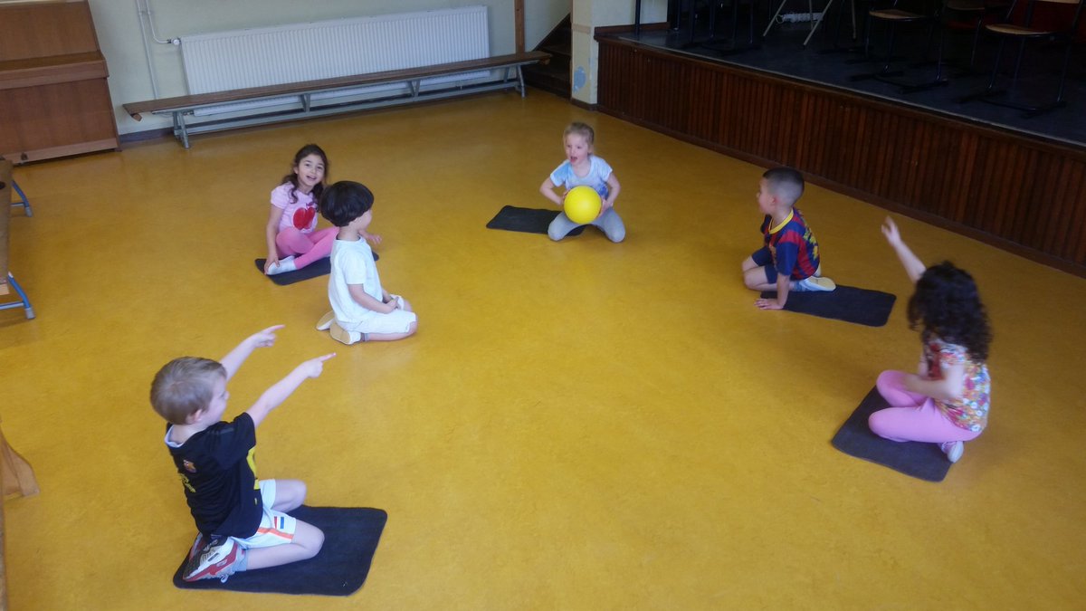 Eilandbal kleuters. Kleuters op mat rollen de bal naar andere mat. Onderschepping van kleuter zonder mat = wissel
