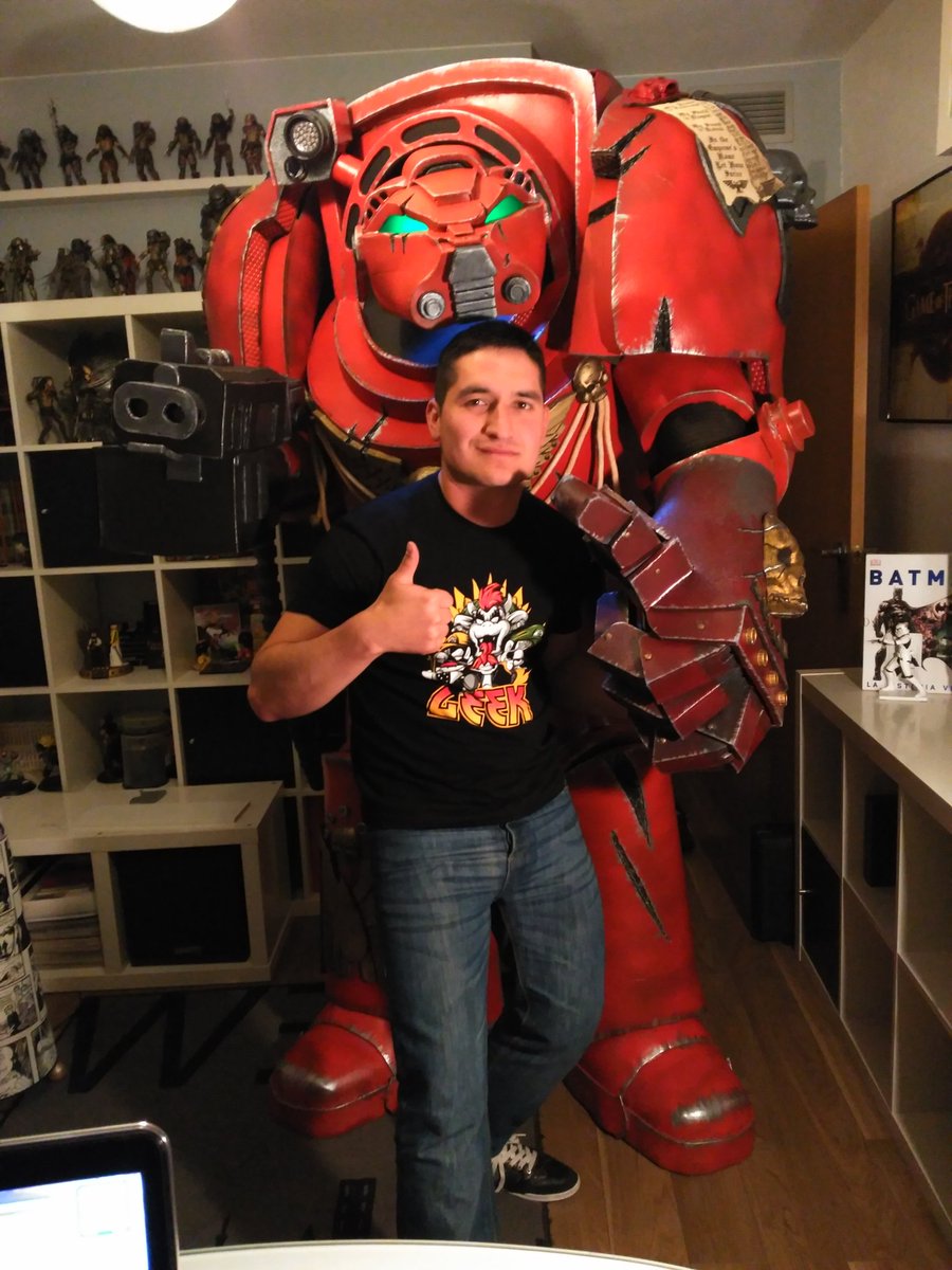 FrikiRoom's tweet photo. Aquí me querido amigo Marcos Guillén de Friki Room con su último traje #warhammer  #exterminador #warhammercosplay https://t.co/mKcjIqCMXD