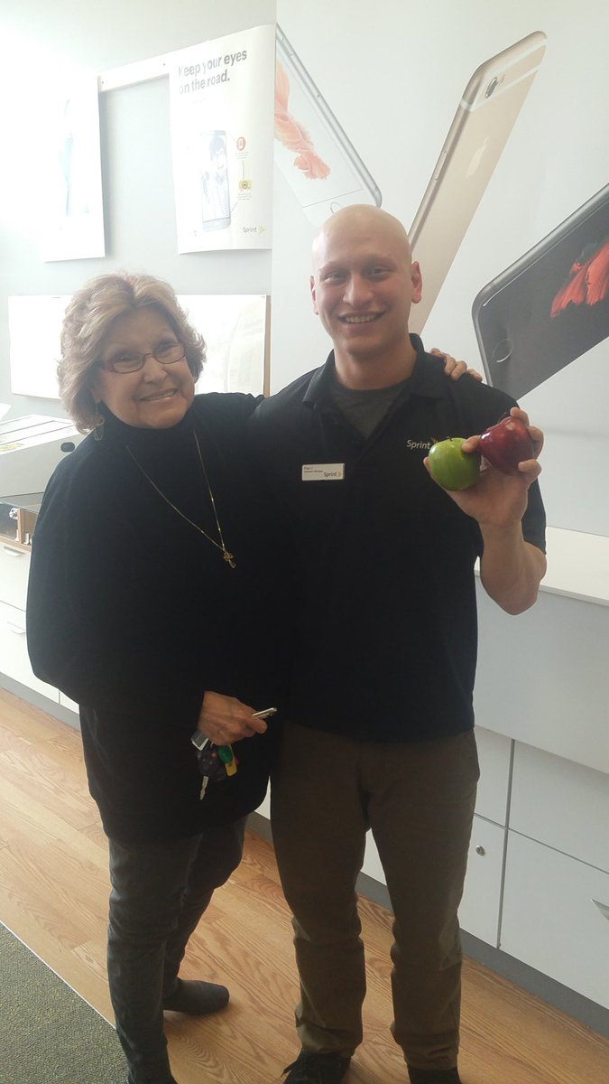iScottSwag's tweet photo. Customer so happy she brought him fruit! How bout them apples?  #SprintPromoter @PCSExperts @SShayota @wderrickwla https://t.co/bTDhLAkrJe