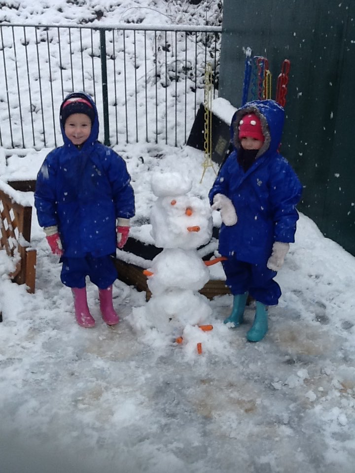 BrighterFutMAT's tweet photo. Making the most of the recent snowy weather in reception class @SiddalPrimary @BrighterFutMAT #curriculumcharter https://t.co/IGaGNAj4JE