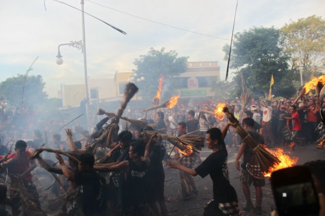 adhynata7's tweet photo. Tradisi Perang Api menyambut Hari Raya Nyepi @infolombok @lombokkita https://t.co/PLIj7VTIQJ