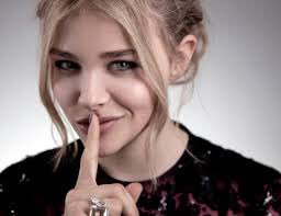 misstakeprod's tweet photo. Nos encanta que @ChloeGMoretz calle la boca a @KimKardashian en el #DiaInternacionalDeLaMujer #goChole! https://t.co/BJSuOuZCdr