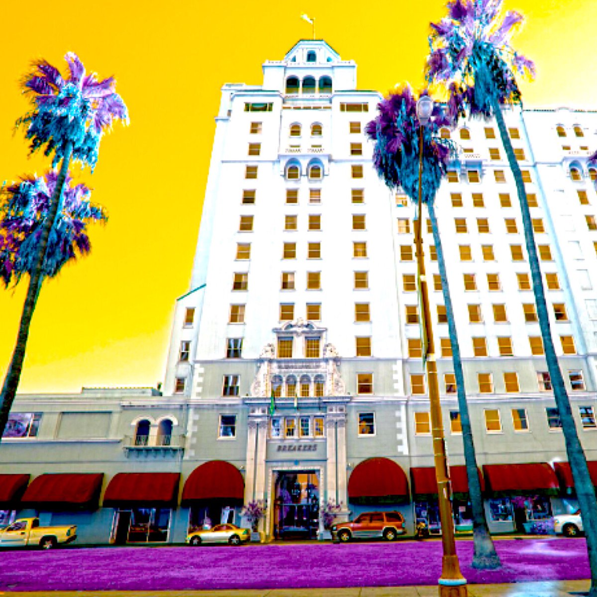 Life is golden! ☀️ #longbeach #california #live #apartments #realestate #beautiful #traveltuesday #popart