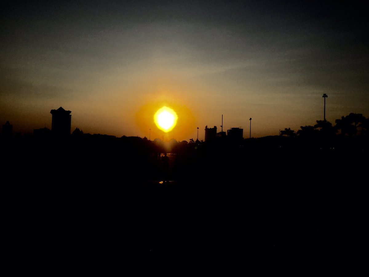 Saksikan gerhana matahari sebagian saat ini dari wilayah Jakarta mulai saat ini #GerhanaMatahari