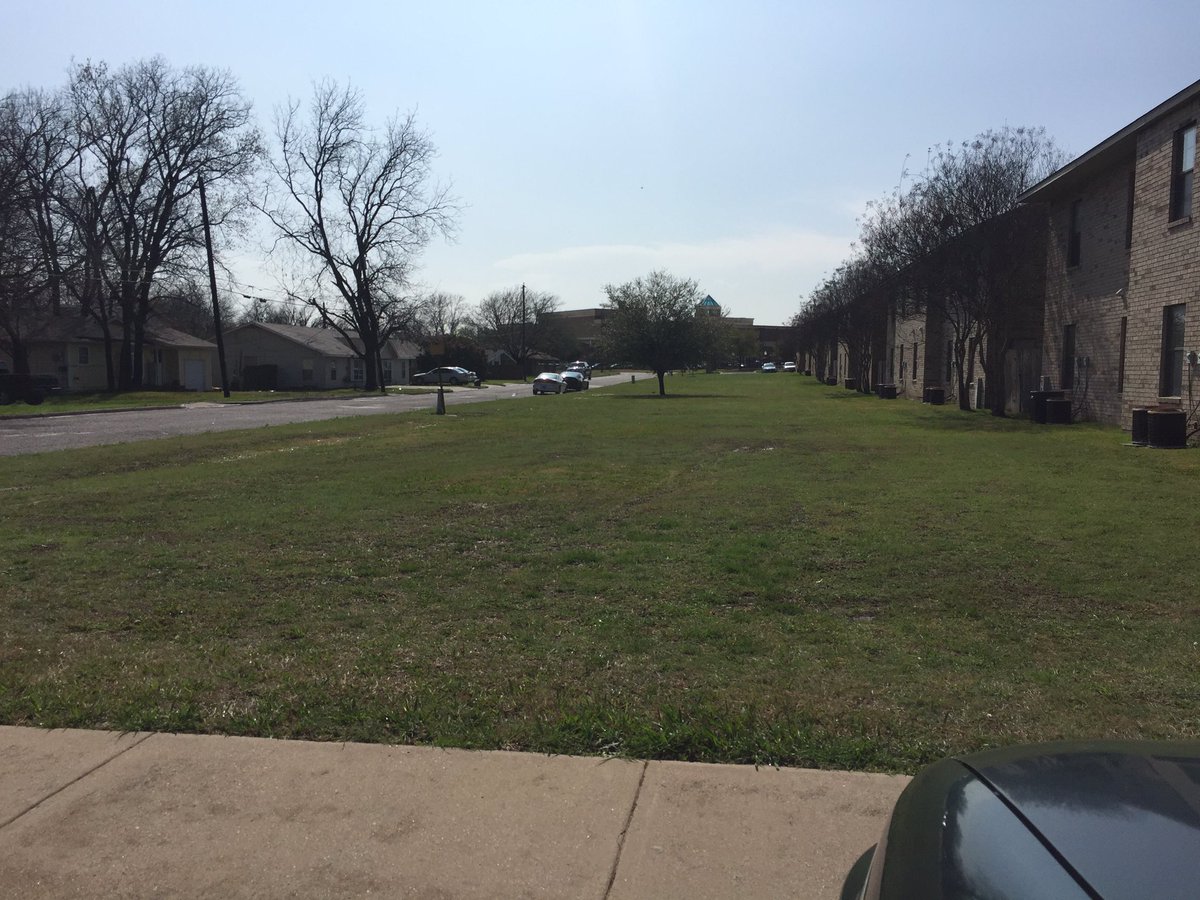 DearAnnaPearcy's tweet photo. Weirdest weather day ever. #sunshinenow https://t.co/YSfBFGkKa2