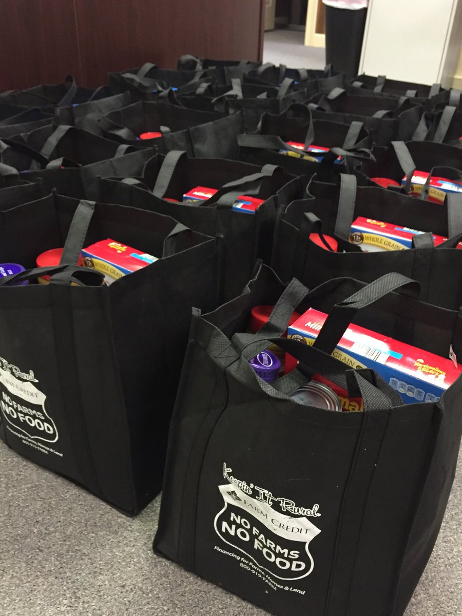 Jess_Baker13's tweet photo. Packing meals for Loudoun's Backpack Buddies #communityservicematters https://t.co/F5sRbqjNTi