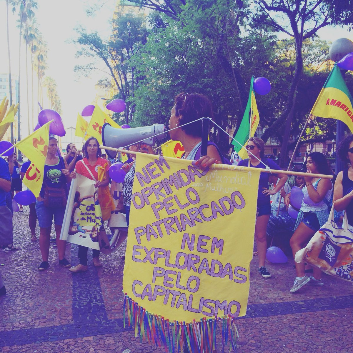 MMMRS's tweet photo. Mulheres em Marcha #FeminismoNasRuas de #portoalegre @ Praça da Alfândega https://t.co/4XSuMthE4s https://t.co/qQUJ7yBlAa