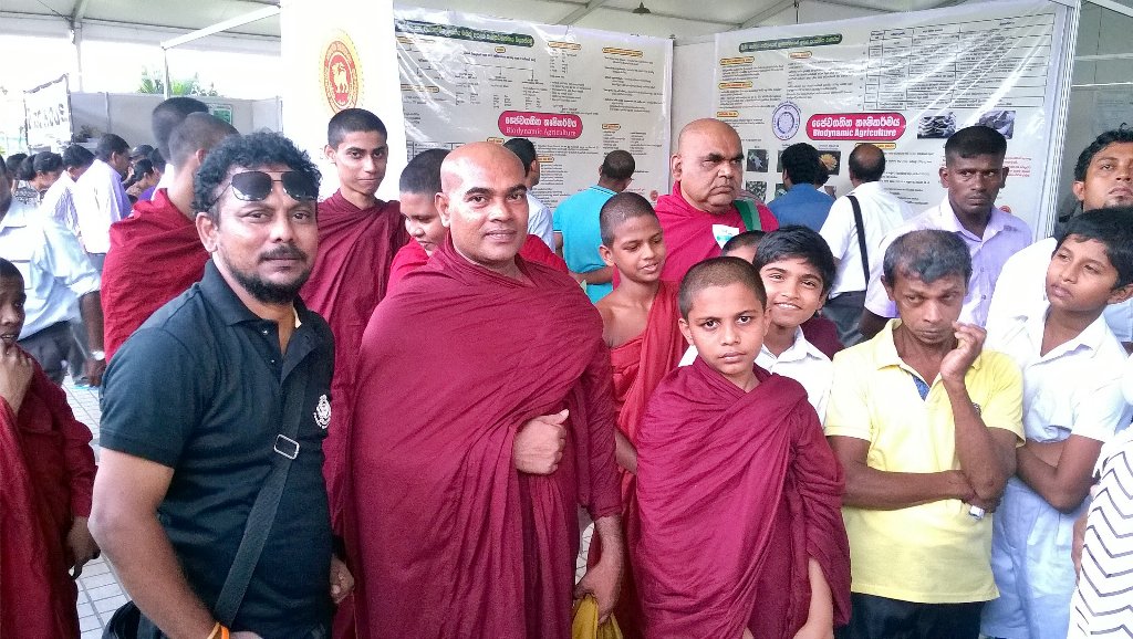 IfhamNizam's tweet photo. Ven. #Athureliya RathaThero on educate toxin free #nation...#wellbacked #President #MaithripalaSirisena #ifhamnizam https://t.co/VB4oQiUuYV