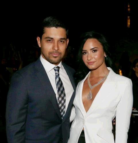 RecordingAcad's tweet image. Can't get enough behind-the-scenes photos from the 58th #GRAMMYs? Flip through our gallery: grm.my/1Ytl8Ma