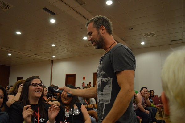 AmandahMaki's tweet photo. .@iamjrbourne grilling fans abt what they said at #wolfmooncon but didn't want to repeat lol SPOILER: it was Wincest https://t.co/xV6yKmExU5