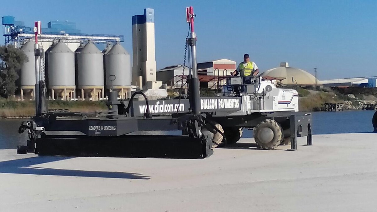 DialconS's tweet photo. Pavimento de Hormigon 36000 m2 con nuestra Extendedora Láser Screed Somero SXP-D https://t.co/SCfdDpp4j6