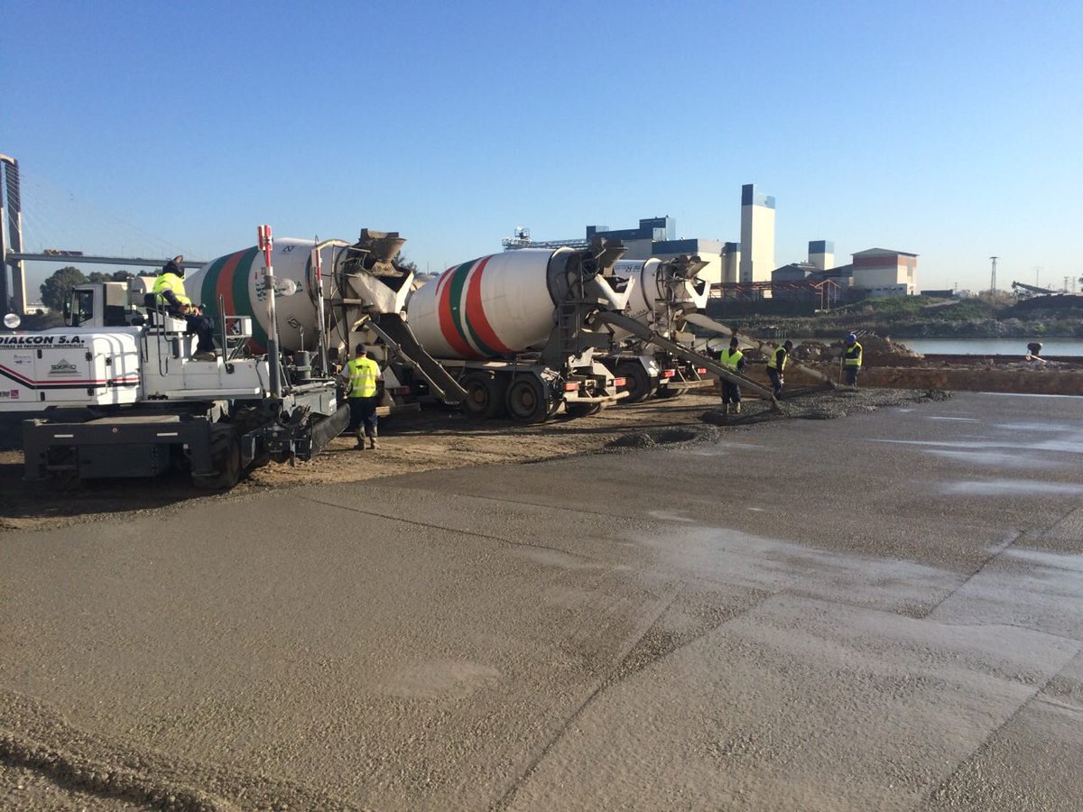 DialconS's tweet photo. Pavimento de Hormigon 36000 m2 con nuestra Extendedora Láser Screed Somero SXP-D https://t.co/SCfdDpp4j6