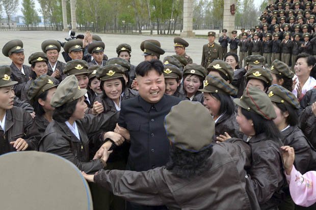 norcoreano's tweet photo. Hoy #DíaInternacionalMujer, he estado en la Fnac de Pyongyang firmándoles portadas de la SuperPop a las kimliebers. https://t.co/3FNBC85bDD