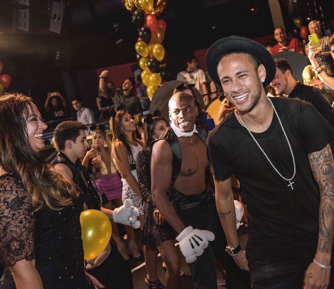 neymarjr's tweet photo. Pela foto dá pra ver q eu tava feliz. Acompanhar minha irmã crescer e reencontrar amigos, não tem preço! @Rafaella_ https://t.co/ctlARqNO7V