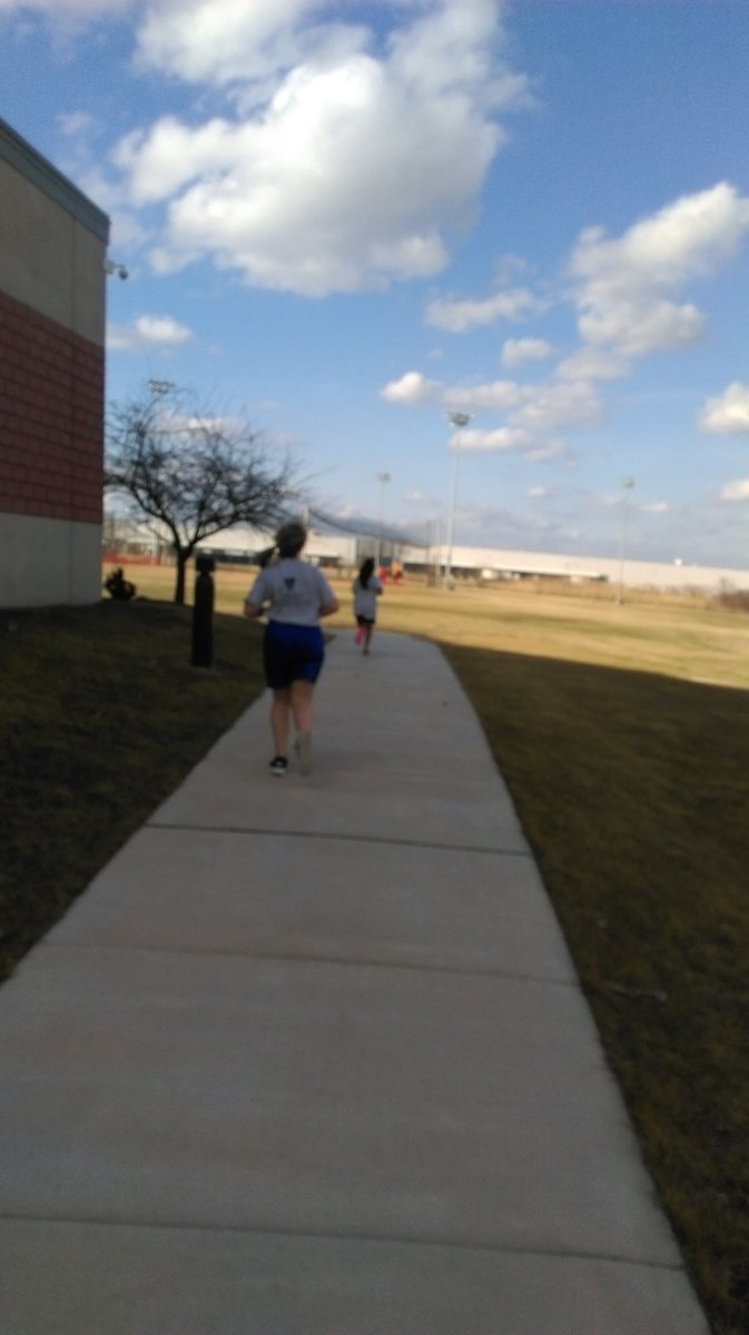 HgoodsellMerry's tweet photo. 70 degree weather for @GOTRI run outside! #wdsd7 https://t.co/SvCnpDyPBF
