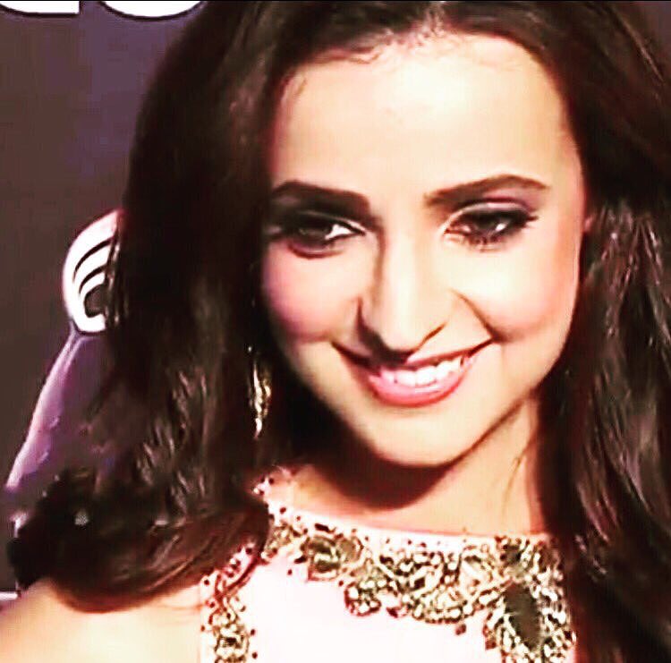 livingddreamx's tweet photo. Her best captures 💖 #princess #beautifulinpink #SanayaIrani #ColorsGPA 🎀 https://t.co/mGmxN8x5EF