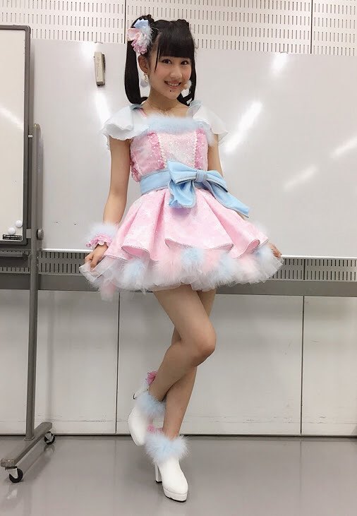 女性アイドル衣装画像 らしくない Nmb48 淡いパステルカラー ふわふわのファーで女の子らしさいっぱいですね シングル曲は 個性的な衣装が多いnmbにとっては らしくない 王道衣装かも T Co Ouxfzhrarr
