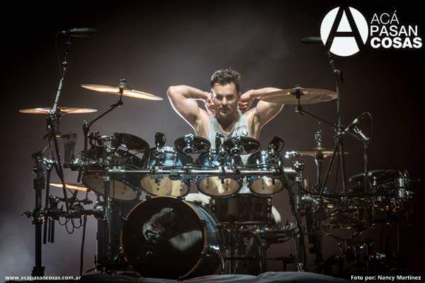 U2FromMARS's tweet photo. Quiero un abrazo de este tipo y q no me suelte hasta que se me RompanLaColumna vertebral)? #HappyBDayShannonLeto ♥♥♥ https://t.co/oFIVY68ko3