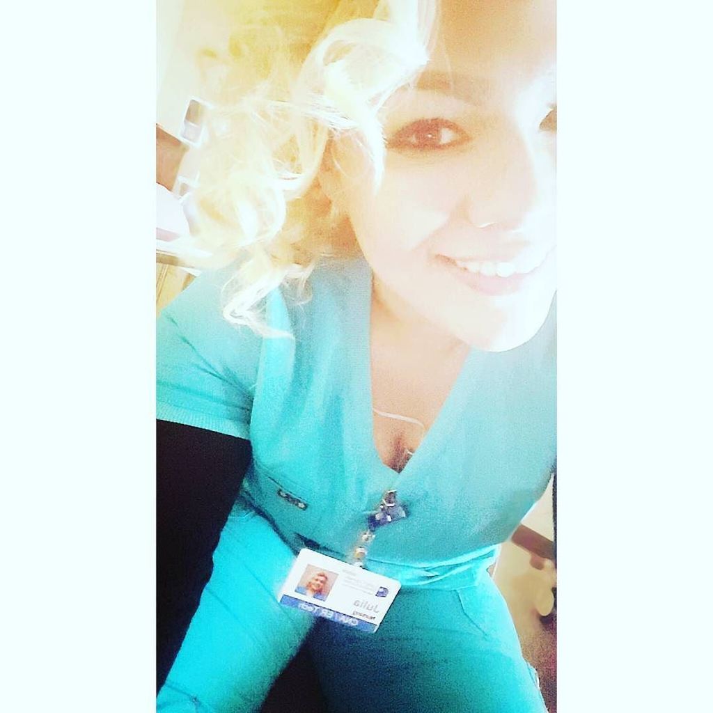 TheCaringTimes_'s tweet image. 16:00 selfie haha! #CertifiedNursingAssistant #ERTech #SoberMomLife by julia_gotta_have_soul