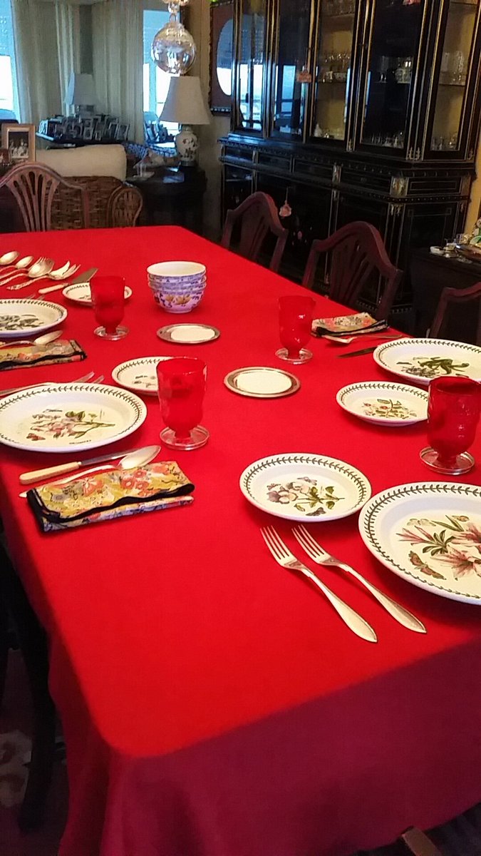QueenoftheClass's tweet photo. My mom set the table for Chinese take-out #webefancy https://t.co/xAckpeUTMp