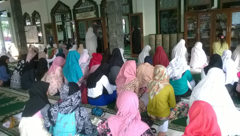 sAndi_STPN's tweet photo. Persiapan shalat gerhana di masjid Darunnajah STPN yang Dihadiri oleh wara sekitar Yogya dan taruna-taruni STPN. https://t.co/ynAxa6wHW0