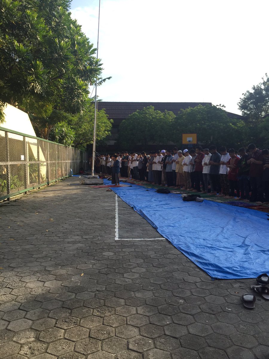 OSISSpanda's tweet photo. Pelaksanaan shalat gerhana matahari udah di mulai dan berjalan dengan khusyu https://t.co/187Tv3VRRP