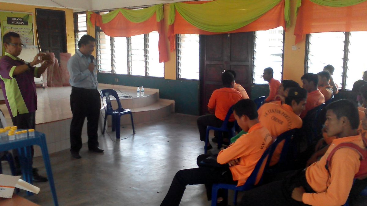 AADK_MARAN's tweet photo. Program urin sekolah di Kolej Vokasional Chenor @AADK_Pahang @AbdGhani_57 https://t.co/jg3C7KN6Tc