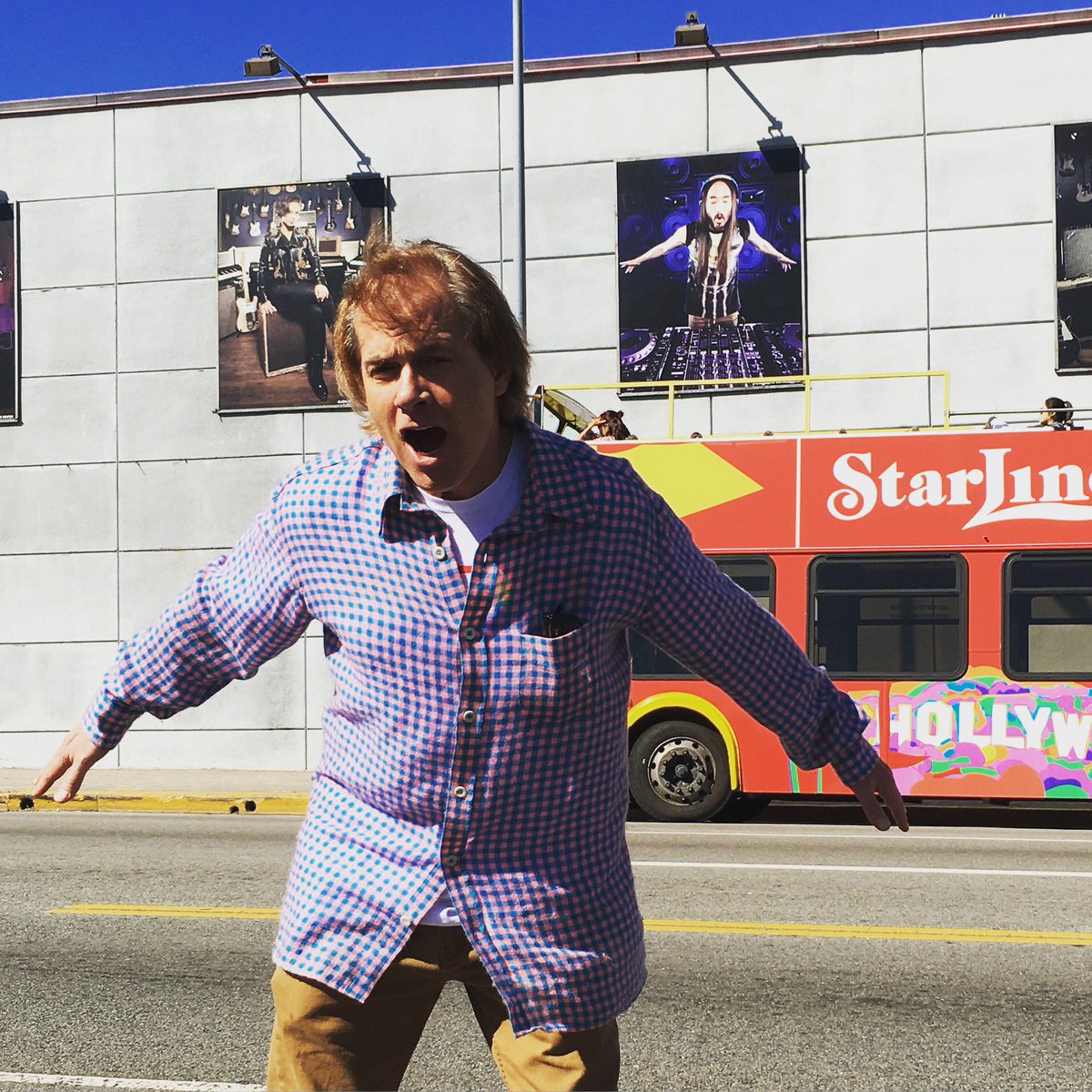 The moment when the legend jake @burtonsnowboard poses like u in front of @guitarcenter... 🏂🏂🏂🏂🙏🏼🙏🏼🙏🏼 https://t.co/mLUa9lRE6h