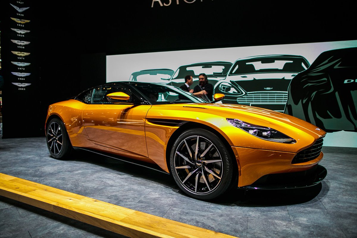 AutoGuide's tweet image. RT of you think the new Aston Martin DB11 is SEXY! ow.ly/ZeerC