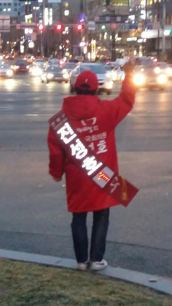 SUPERJIN1's tweet image. 어제 저녁도 연산로터리 화단서 퇴근인사 드렸습니다. 오늘 아침 경쟁자 김희정 예비후보가 처음으로 연산로터리 화단에서 아침인사 드리네요. 낼모레가 경선인데 데뷔를 축하. 저는 석달째 인사드리고 있는 중입니다.