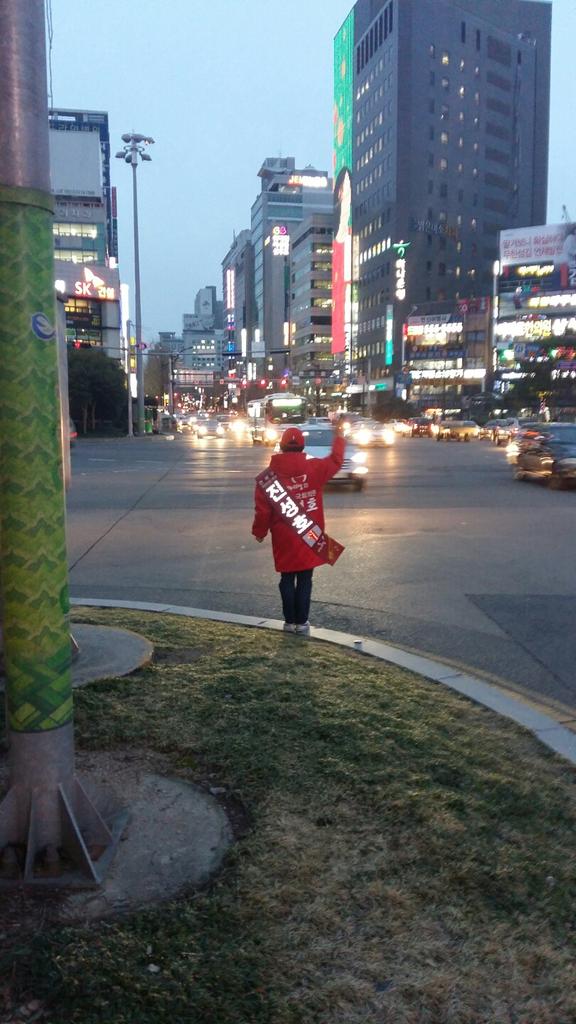 SUPERJIN1's tweet image. 어제 저녁도 연산로터리 화단서 퇴근인사 드렸습니다. 오늘 아침 경쟁자 김희정 예비후보가 처음으로 연산로터리 화단에서 아침인사 드리네요. 낼모레가 경선인데 데뷔를 축하. 저는 석달째 인사드리고 있는 중입니다.