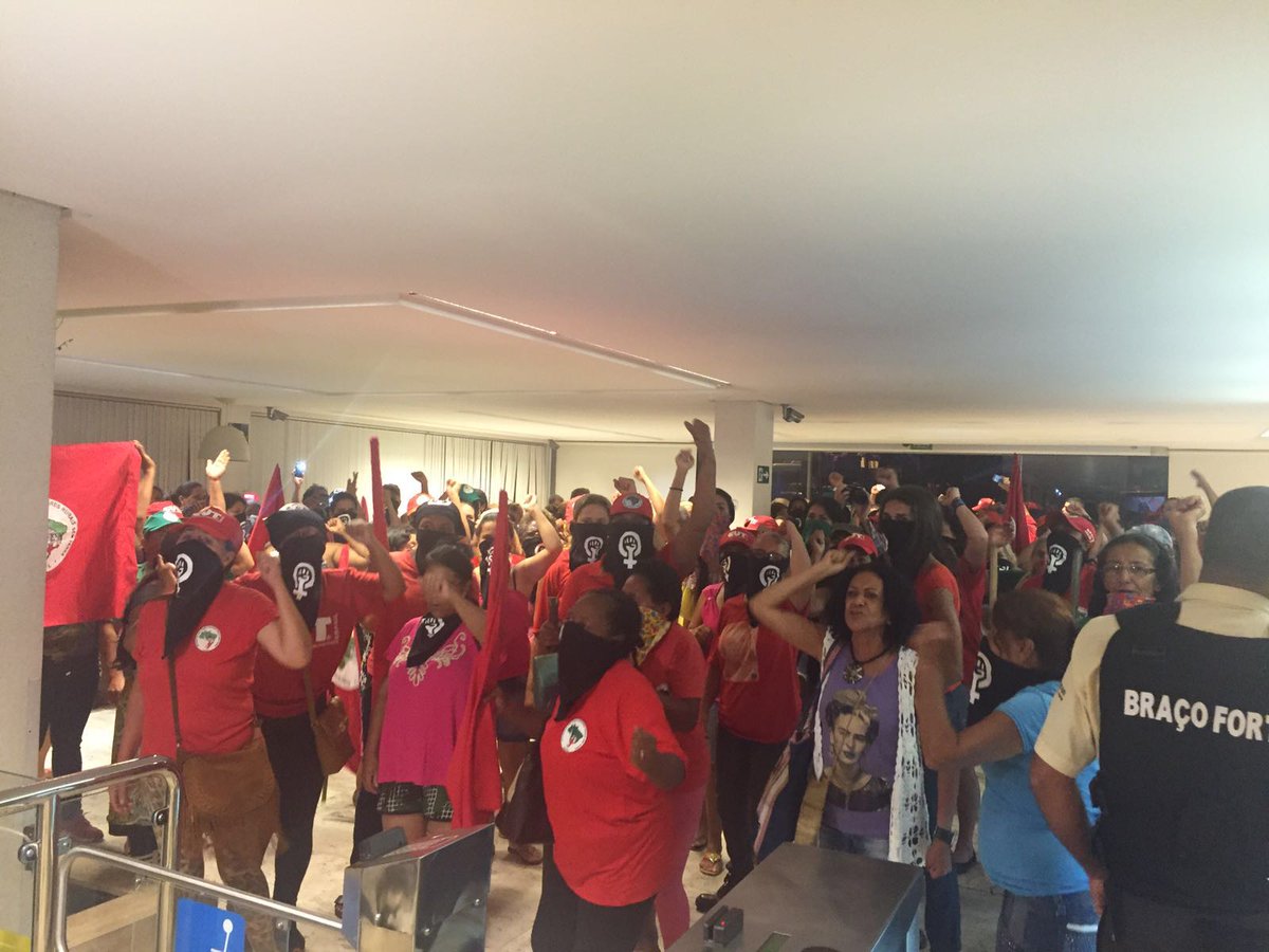 jornal_opopular's tweet photo. Integrantes do MST invadem sede do Grupo Jaime Câmara. https://t.co/VLj7nLlmfM https://t.co/K4bPDPGSmF