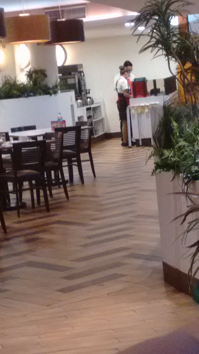 SheiiRdz91's tweet photo. De verdad atienden súper mal en #Vips #DelCentro #CalleHidalgo la gente esperando para pagar y el de caja platicando https://t.co/BSKYPFR9a4