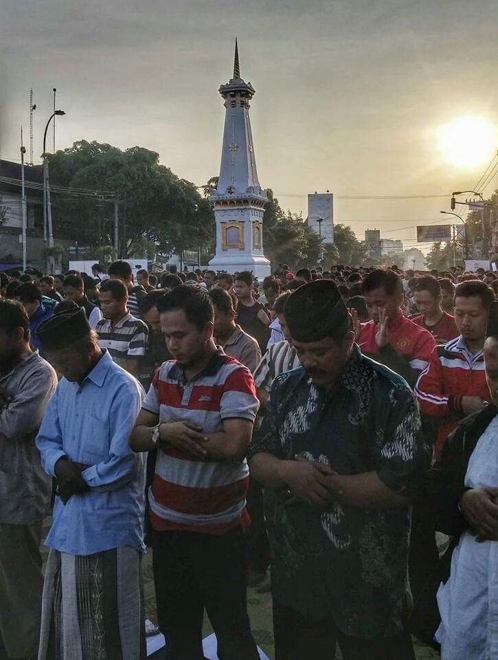 jogjafamilyfm's tweet photo. Suasana di Tugu Pal Putih Jogja pagi ini saat gerhana terjadi (foto dr berbagai sumber).
#DadaSapi https://t.co/qiaZyqhXUA