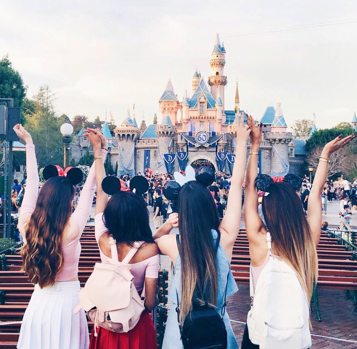 TTLYTEALA's tweet photo. Missing Disney 😫😭😍 https://t.co/LYT7vQNPiw