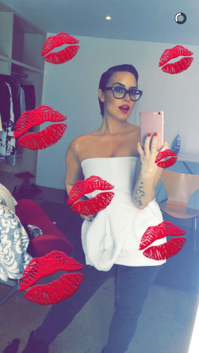 DemiBrazilTeam's tweet photo. Demi Lovato postou essa foto em seu SnapChat... O que será que ela está fazendo? https://t.co/FDzufBj8Qx