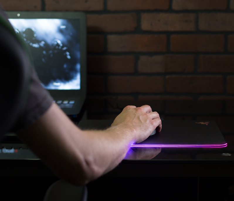 OTTYCB's tweet image. This gaming mouse mat can be 18 million different shades of colors ( #gamer #gaming #geek #nerd #games #fanboy )