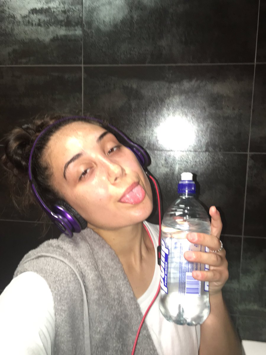 brookestillaa's tweet photo. Every wonder what I look like after sprints? #dyinghuman #abouttofaint #drippinginsweat #girlpower https://t.co/wwMfXoBBuc
