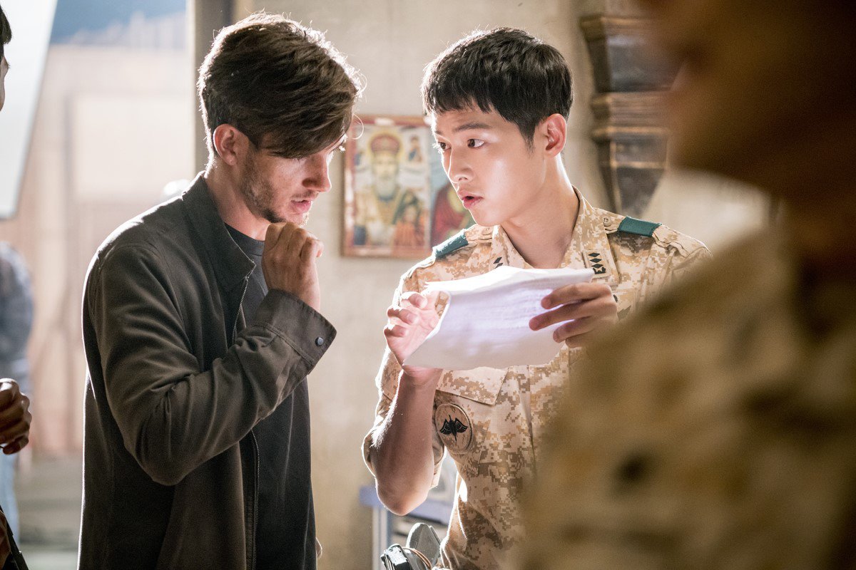 Лет ми си ю. Дилан ван ананасовая башка. Хоу ю си зис мен шаблон. Потомки солнца дорама поцелуй. Ю си джин и кан мо ён.