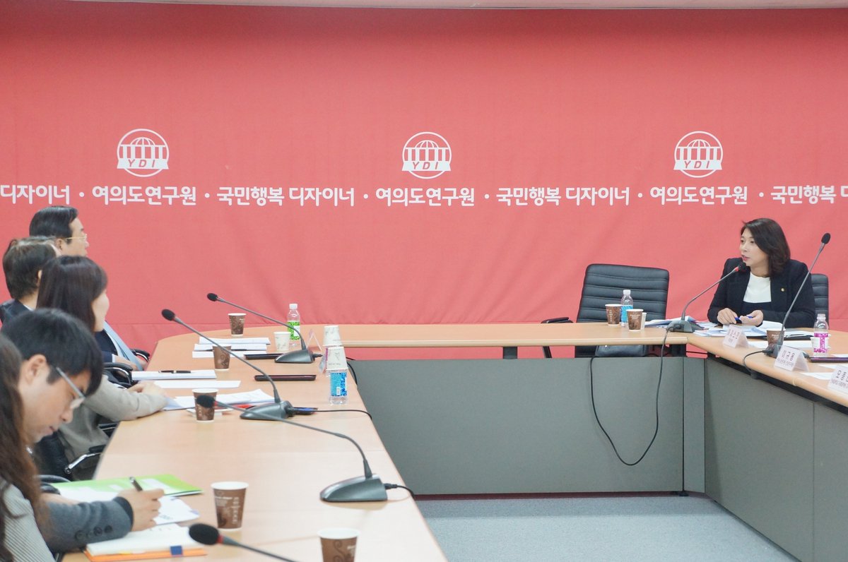 여의도연구원의 '이민정책세미나'에 참석해 이민사회정책위원회를 두어 이민사회정책을 일관된 방향으로 추진하고, 저출산・고령화사회에 대비해야 한다 발표했습니다.
▶내용보기 goo.gl/vzG6AS